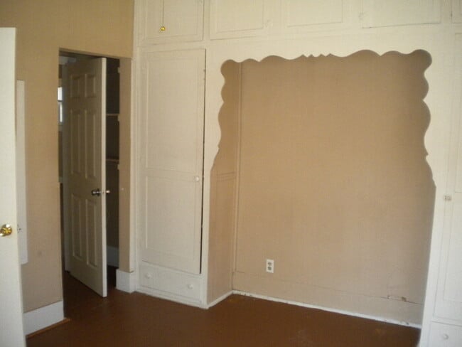 Building Photo - 1108 S Osage Ave