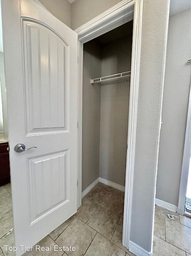 Building Photo - 4 br, 3.5 bath House - 6565 Alliance Loop