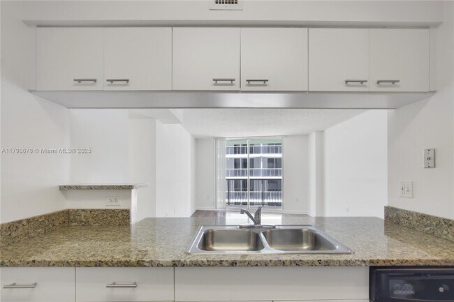 Foto del edificio - 1756 N Bayshore Dr