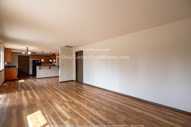 Building Photo - Spacious Home with Double Car Garage and E...