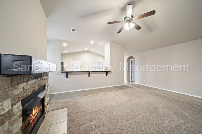 Foto del edificio - FOR LEASE | Jenks Home | 4 Bed, 2.5 Bath $...