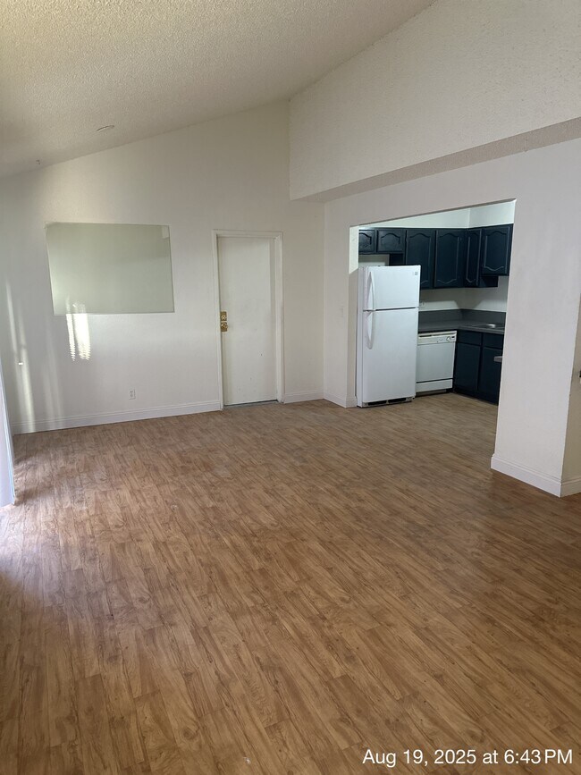 Foto del edificio - 5235 Golden Ln