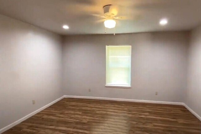 Foto del edificio - 4910 Dickens Rd