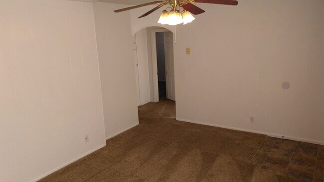 Foto del edificio - 2 bedroom 1 bath upstairs unit, great loca...
