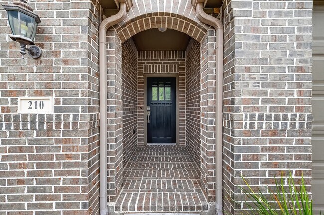 Building Photo - 210 Emory Birch