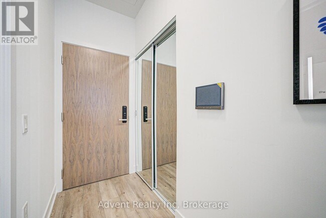 Photo du bâtiment - 585-585 Bloor St E