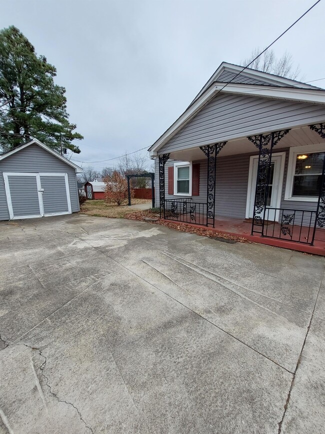 Building Photo - 2001 Highland Ave