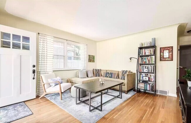 Foto del edificio - 3767 Yates St