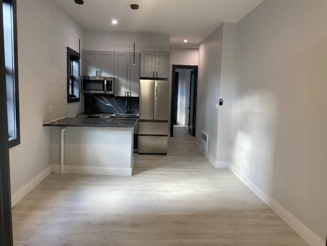 Foto del edificio - 290 W 12th St