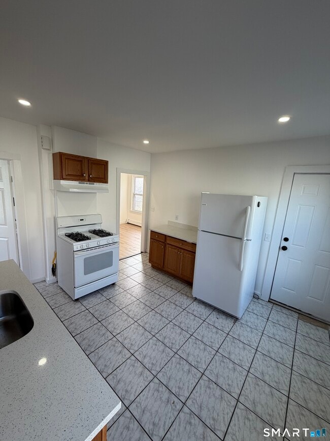 Building Photo - 142 Cowles St