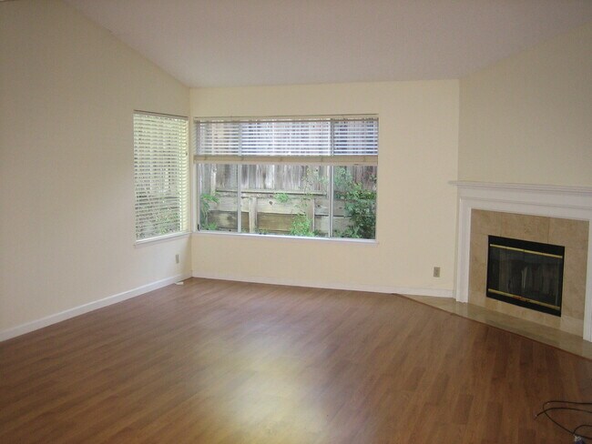 Building Photo - 2390 Cresthaven St