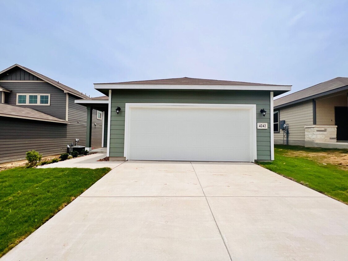 Primary Photo - Lovely 1-story 4 bedroom/2 bath home is an...