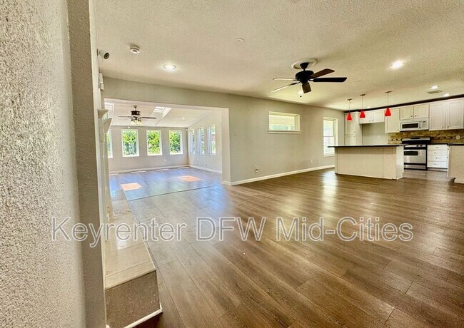 Building Photo - 2801 Clearbrook Dr