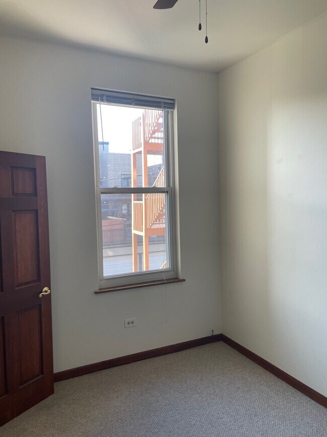 Foto del edificio - 3242 N Sheffield Ave