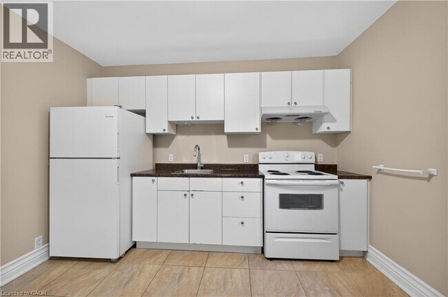 Photo du bâtiment - 17 Sanford Ave S