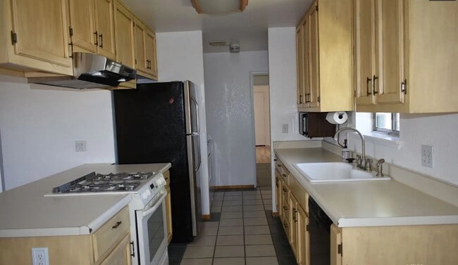 Building Photo - 3Bed, 2Bath **ON 2.5 ACRES!** Internet Paid.