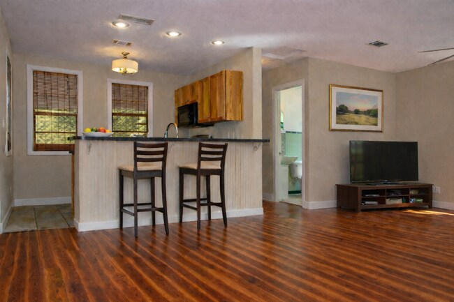 Foto del edificio - Great location, 1940's Single family home near Mills 50 District and Colonial Town North W/one ca...