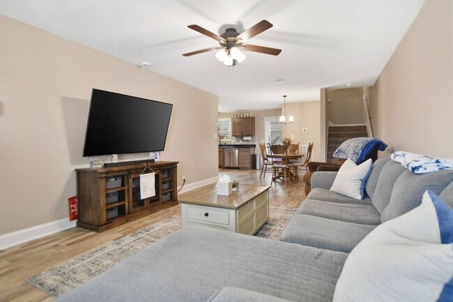 Building Photo - Pet Friendly Three Bedroom!