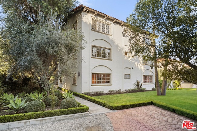 Foto del edificio - 906 Benedict Canyon Drive