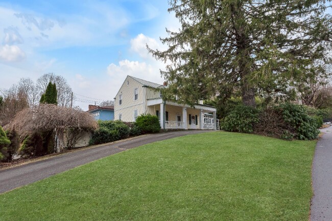 Foto del edificio - 209 W 1st St