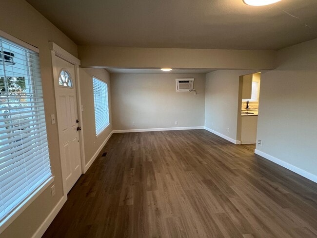 Foto del edificio - NEWLY REMODELED! 3+ bed, 1.5 bath, a/c, d/w, lots of off street parking!