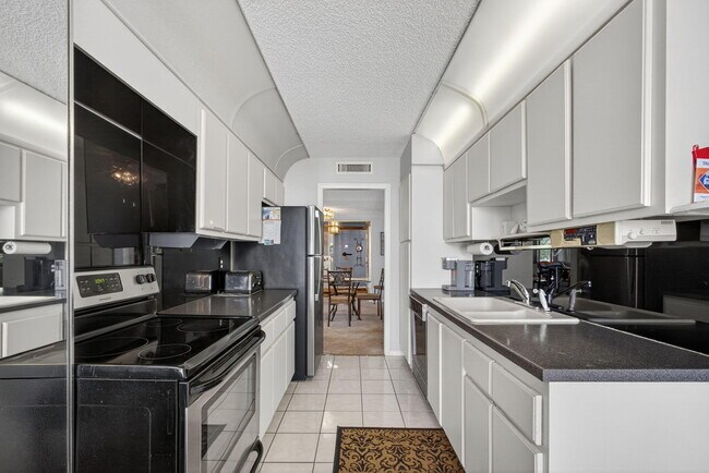 Building Photo - 4200 N Ocean Dr