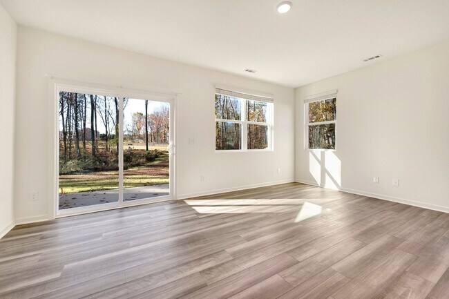 Foto del edificio - Brand-new, end-unit townhome!