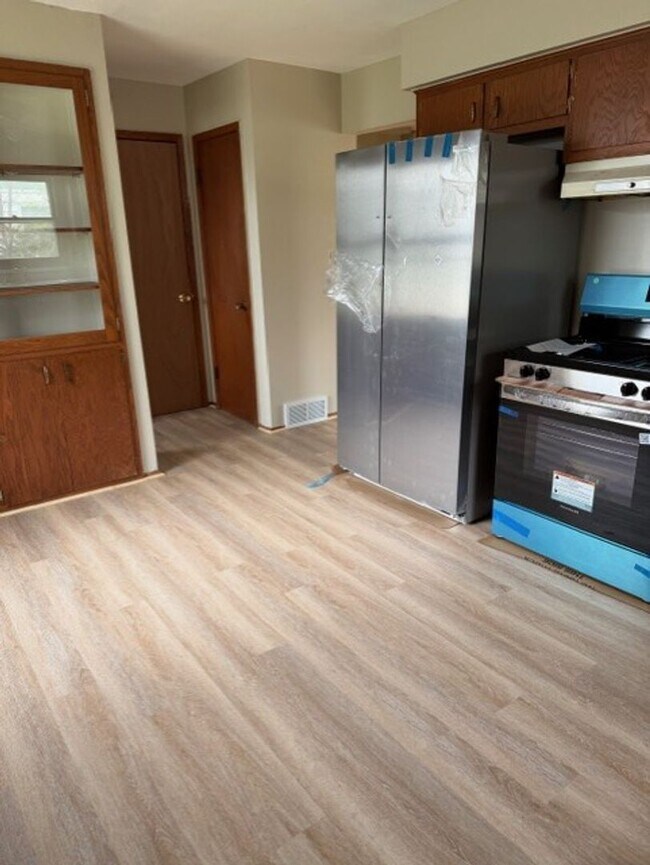 Foto del edificio - 7111-13 W Brentwood Ave