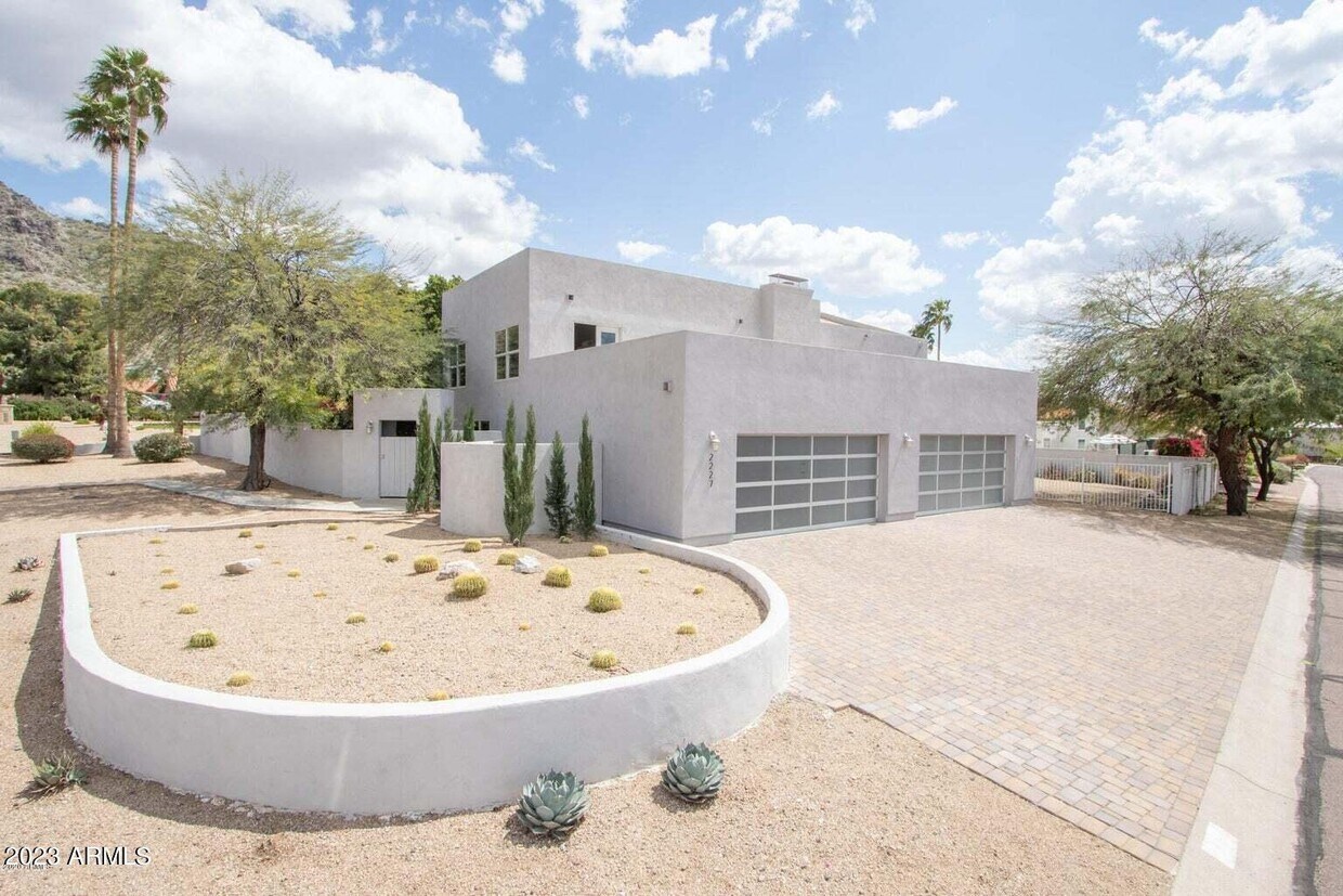 Primary Photo - 2227 E Orangewood Ave