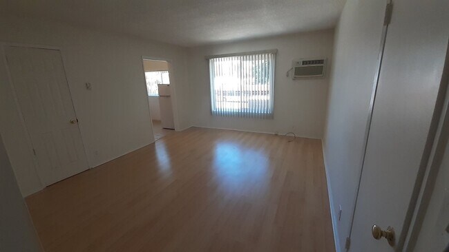 Foto del edificio - 5929 Laurel Canyon Blvd