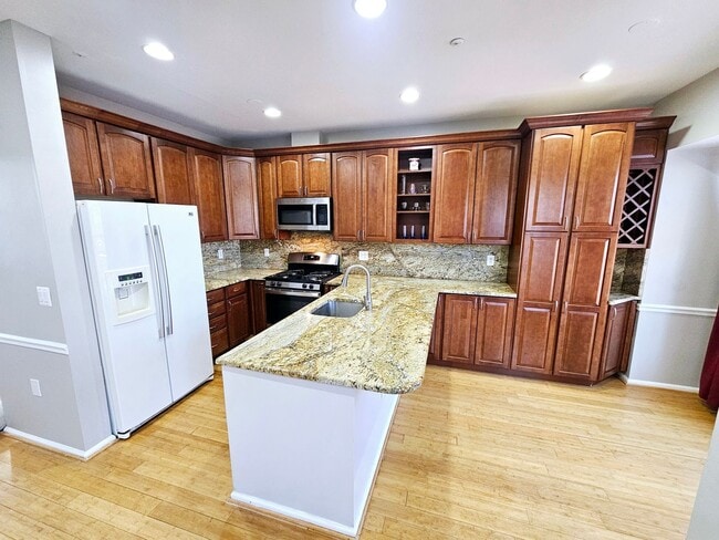 Building Photo - Crofton Village Townhome 4 Ba 3.5 Br with ...