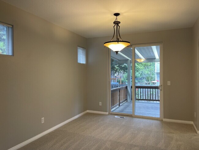 Foto del edificio - 4-Bedroom Happy Valley Home with Large Garage, Spacious Living Areas & Covered Deck