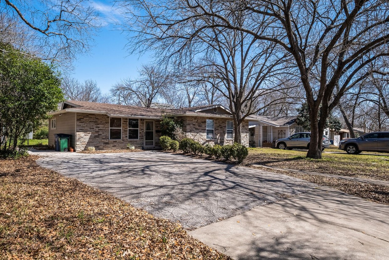 Primary Photo - Charming 3-Bedroom, 2-Bath Home in Central...