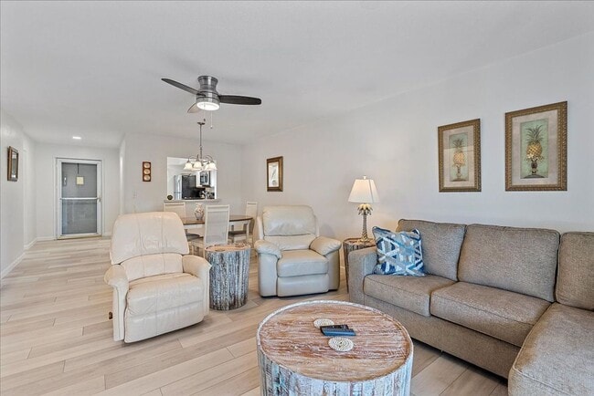 Foto del edificio - 320 Mission Trail N