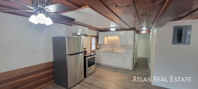 Building Photo - 517 S 81 St