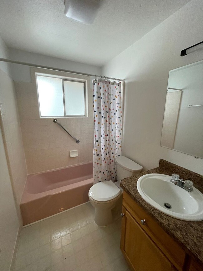 Building Photo - Charming 2-Bedroom, 1-Bathroom Apartment i...