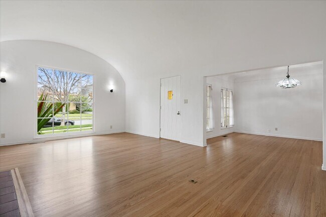 Foto del edificio - 132 S Clark Dr