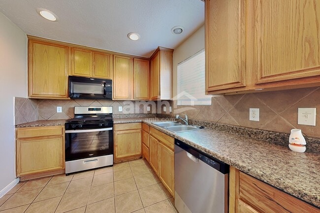 Building Photo - 9031 Ferndale View Dr