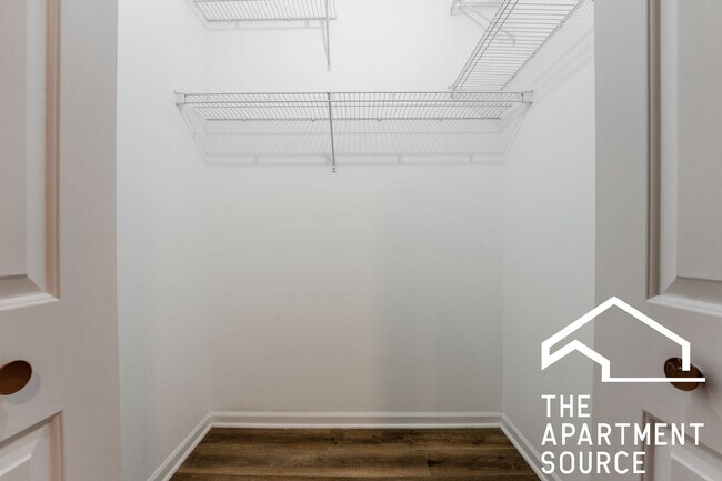 Foto del edificio - HUGE 2BR/1BA Close to Blue Line
