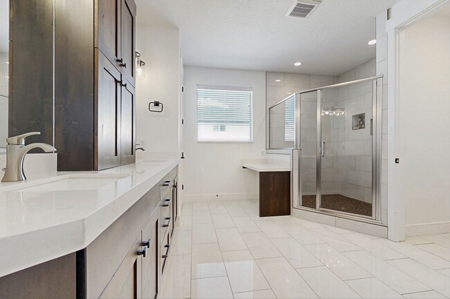 Building Photo - High-End Spacious 4 Bedroom Home in Desirable Highland with Private Backyard and Finished Basement