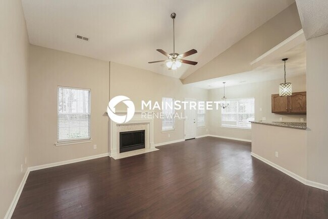Building Photo - 3 Bedroom Pet-Friendly Home in Charlotte, NC with Main Street Renewal