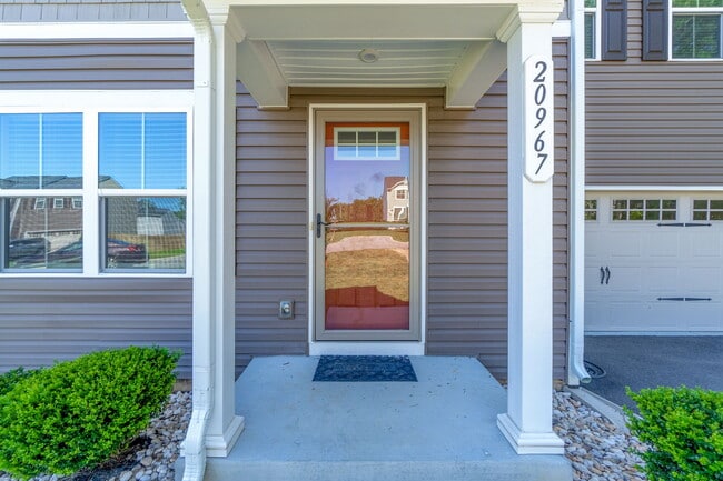 Building Photo - 20967 Hampton Ave