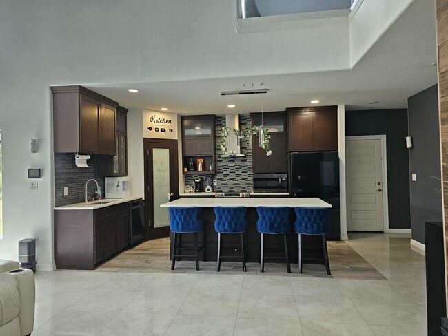 Building Photo - 2537 Los Portales