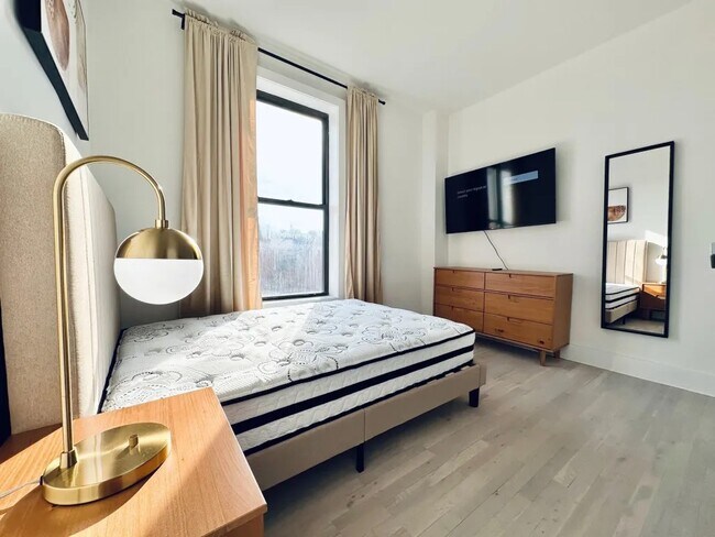 Foto del edificio - Furnished room/NOT APARTMENT
