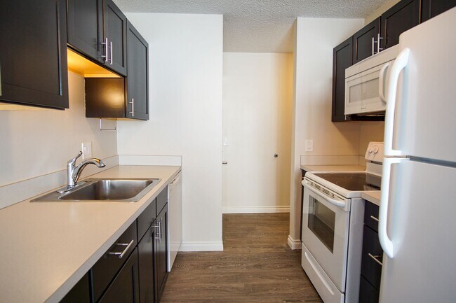 Foto del edificio - Great Refurbished Light & Bright 2Bed w/Private Entrance & Parking!