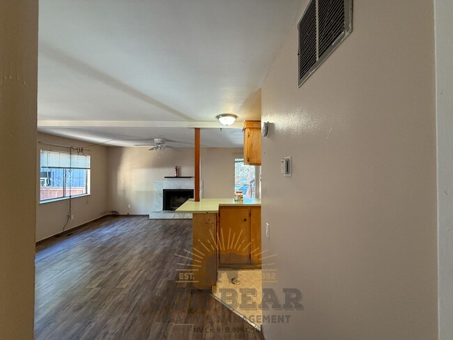 Foto del edificio - 395 Cottonwood Ct