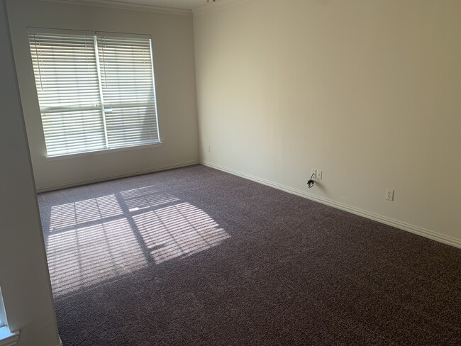 2nd room - 6009 Wilmington Dr