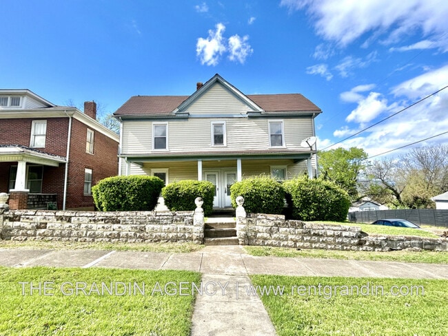 Photo - 642 Elm Ave SE House