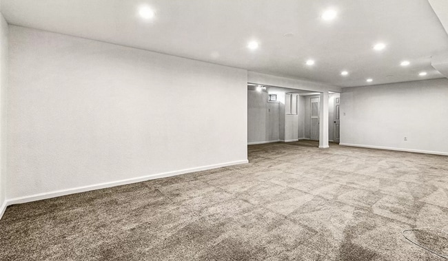 Foto del edificio - Huge room in a large shared home, private ...