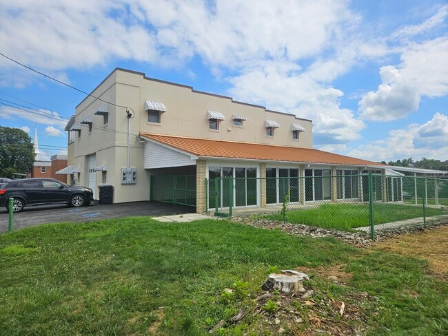 Building Photo - 440 Drummond St